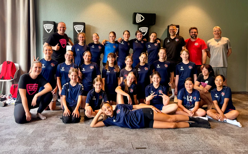 U14 und U16/U18 Handballerinnen der HSG Aareland Wolves beim SeiDu Selbstverteidigungs-Workshop in Aarau